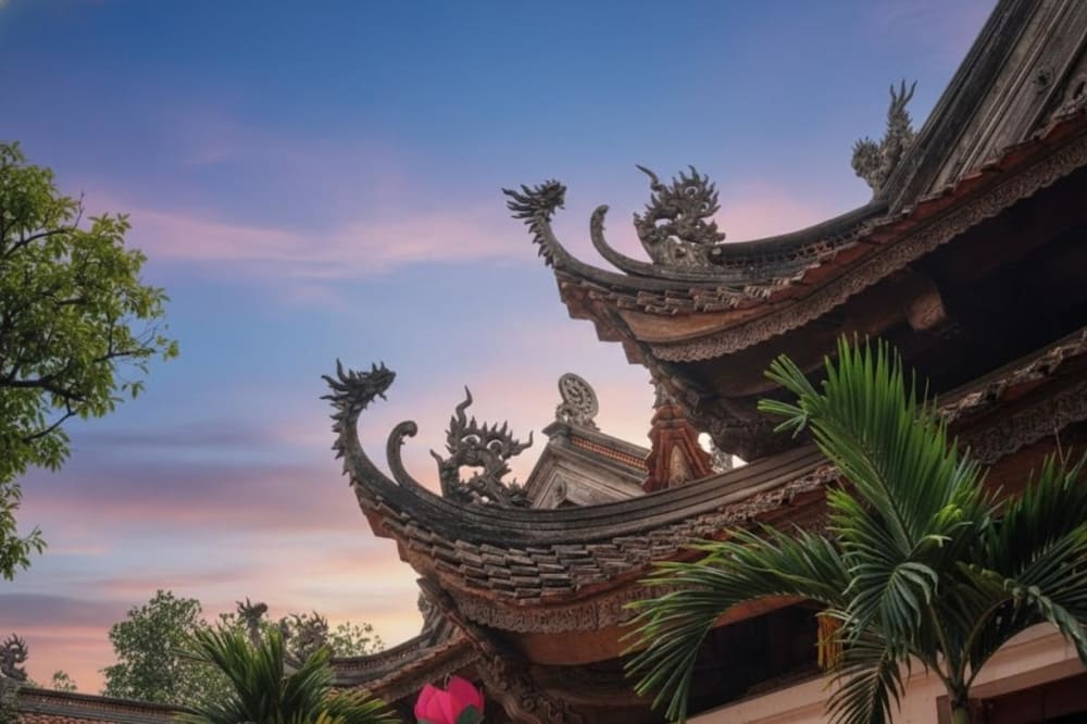 Xung quanh diềm m&aacute;i của ba to&agrave; nh&agrave; đều chạm trổ tinh tế theo h&igrave;nh l&aacute; triện cuốn